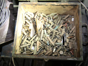 Dva muži v kuklách děsili lidi ve Chvalšinách. Mířili na ně zbraní a házeli petardy