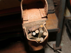 Dva muži v kuklách děsili lidi ve Chvalšinách. Mířili na ně zbraní a házeli petardy