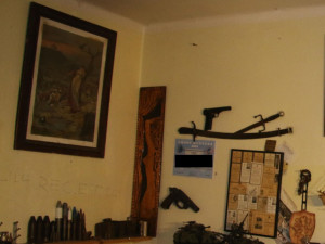 Dva muži v kuklách děsili lidi ve Chvalšinách. Mířili na ně zbraní a házeli petardy