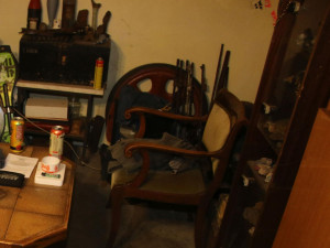 Dva muži v kuklách děsili lidi ve Chvalšinách. Mířili na ně zbraní a házeli petardy