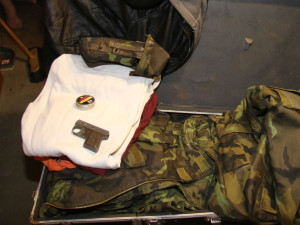 Dva muži v kuklách děsili lidi ve Chvalšinách. Mířili na ně zbraní a házeli petardy