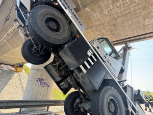 Řidič neodhadl výšku jeřábu a zasekl se pod mostem na dálnici D3