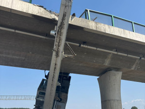 Řidič neodhadl výšku jeřábu a zasekl se pod mostem na dálnici D3