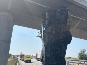 Řidič neodhadl výšku jeřábu a zasekl se pod mostem na dálnici D3
