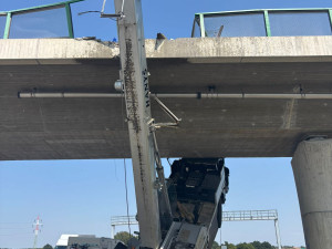 Řidič neodhadl výšku jeřábu a zasekl se pod mostem na dálnici D3