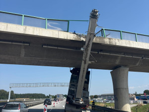 Řidič neodhadl výšku jeřábu a zasekl se pod mostem na dálnici D3