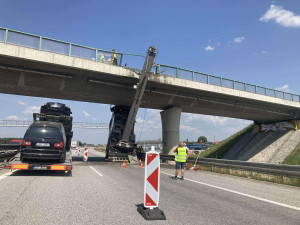Řidič neodhadl výšku jeřábu a zasekl se pod mostem na dálnici D3