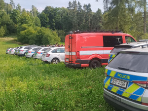 Hasiči pátrali po dvou seniorech v ohrožení, jednoho se nepodařilo najít včas