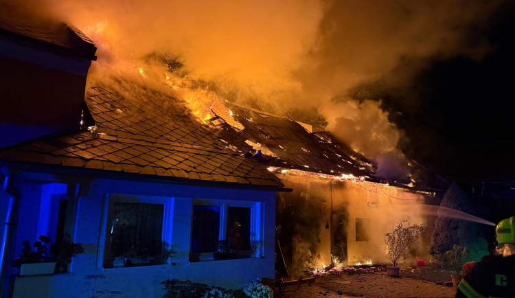 V Třeštině na Šumpersku hořel nad ránem rodinný dům. Zasahovaly 4 jednotky hasičů