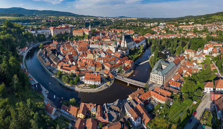 KrumBusík promění dopravu v Krumlově. Mikrobus si lidé objednají přes aplikaci
