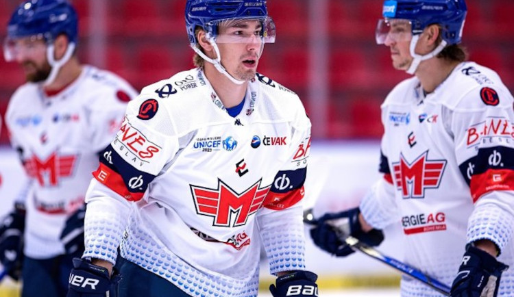 Musíme začít myslet hlavně defenzivně, říká po zápase s Berlínem Adam Kubík