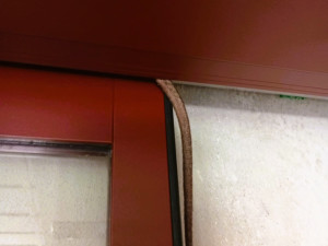 Pozor, ve dveřích je zaseknutá krysa, hlásila cedule. Zasáhnout museli hasiči