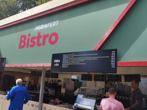 Klobása a langoš za 150, burger i za 250. Obědy se mohly rodinám na živitelce prodražit