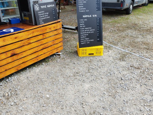 Klobása a langoš za 150, burger i za 250. Obědy se mohly rodinám na živitelce prodražit