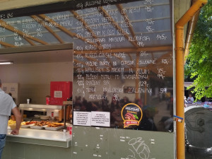Klobása a langoš za 150, burger i za 250. Obědy se mohly rodinám na živitelce prodražit