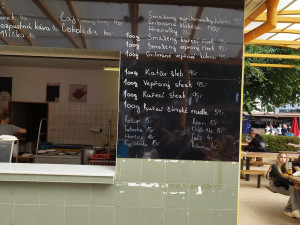 Klobása a langoš za 150, burger i za 250. Obědy se mohly rodinám na živitelce prodražit