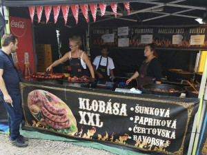 Klobása a langoš za 150, burger i za 250. Jak se letos hodovalo na živitelce