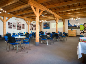 Prostorný sál firmy LIVA slouží pro pořádání různých akcí, neformálních setkání a seminářů