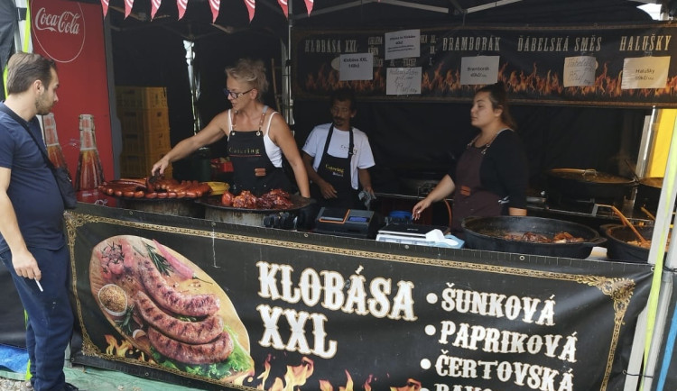 Klobása a langoš za 150, burger i za 250. Obědy se mohly rodinám na živitelce prodražit