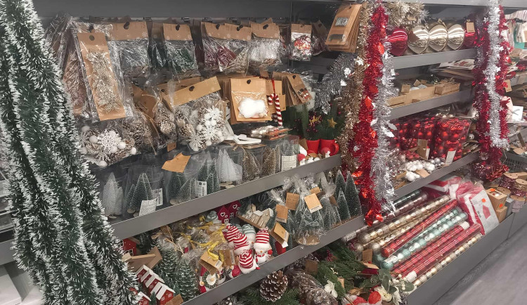 Vánoční sezona zahájena. První obchod v Jihlavě začal nabízet vánoční sortiment