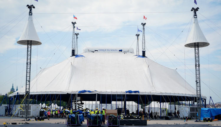 FOTO: Do Česka přijel slavný Cirque du Soleil, na Letné už stojí obří šapitó