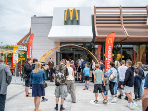 McDonald's zamířil mezi dudáky. Novou restauraci otevřel ve Strakonicích
