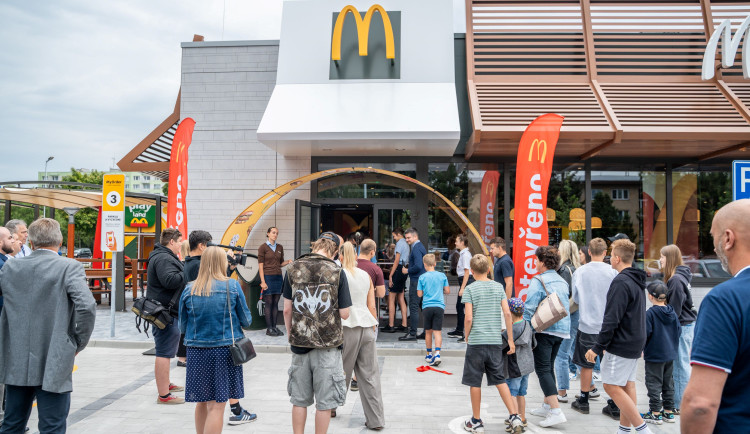McDonald's zamířil mezi dudáky. Novou restauraci otevřel ve Strakonicích