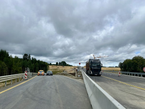 Dálnice D3 u rakouských hranic je z půlky hotová, za svodidly se stále staví