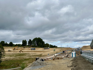 Dálnice D3 u rakouských hranic je z půlky hotová, za svodidly se stále staví