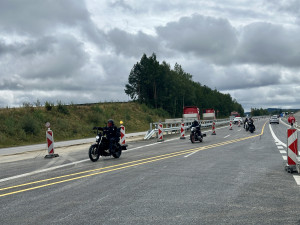 Dálnice D3 u rakouských hranic je z půlky hotová, za svodidly se stále staví