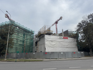 Justiční palác pomalu ukazuje svou podobu. Termín dokončení se lehce posune