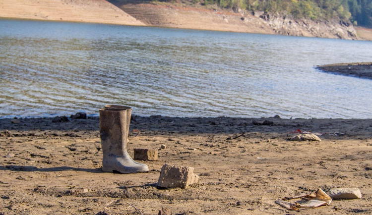 Povodí Vltavy nabízí vytažení lodí z Orlíku jeřábem, hladina je kvůli suchu nízko