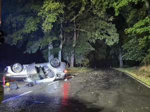 Řidič nezvládl rychlou jízdu. Skončil v nemocnici, spolujezdec na místě zemřel