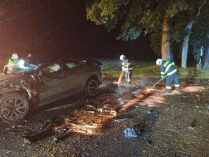 Řidič nezvládl rychlou jízdu. Skončil v nemocnici, spolujezdec na místě zemřel