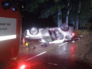 Řidič nezvládl rychlou jízdu. Skončil v nemocnici, spolujezdec na místě zemřel