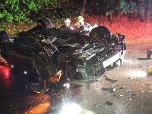 Řidič nezvládl rychlou jízdu. Skončil v nemocnici, spolujezdec na místě zemřel