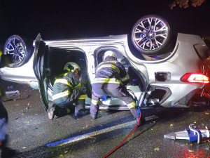 Řidič nezvládl rychlou jízdu. Skončil v nemocnici, spolujezdec na místě zemřel