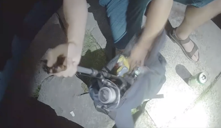 VIDEO: Muž pytlačil u Štvanické lávky, načapali ho strážníci