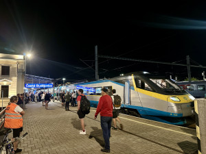 Nový milník vlakové dopravy, hodnotí cestující první jízdu Pendolinem do Českých Budějovic