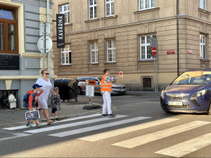 Školáci dnes opět vyrazili do školy, přes přechody jim pomáhali strážníci i dobrovolníci
