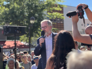 Předvolební mítink SPOLU. Potlesk, pískot i plivnutí na premiéra