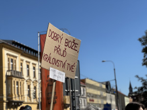 Předvolební mítink SPOLU. Potlesk i pískot i plivnutí na premiéra