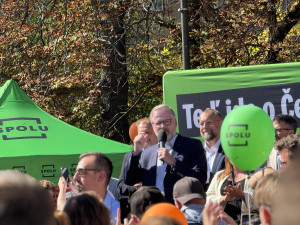 Předvolební mítink SPOLU. Potlesk i pískot i plivnutí na premiéra