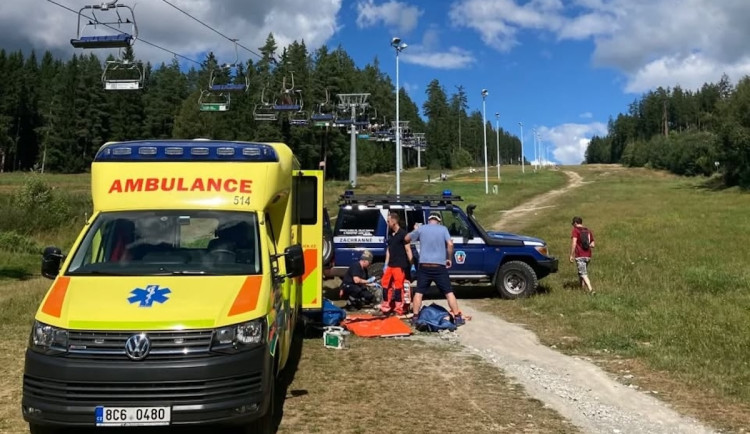 Třicetiletá bikerka spadla z kola. Letět pro ni musel vrtulník