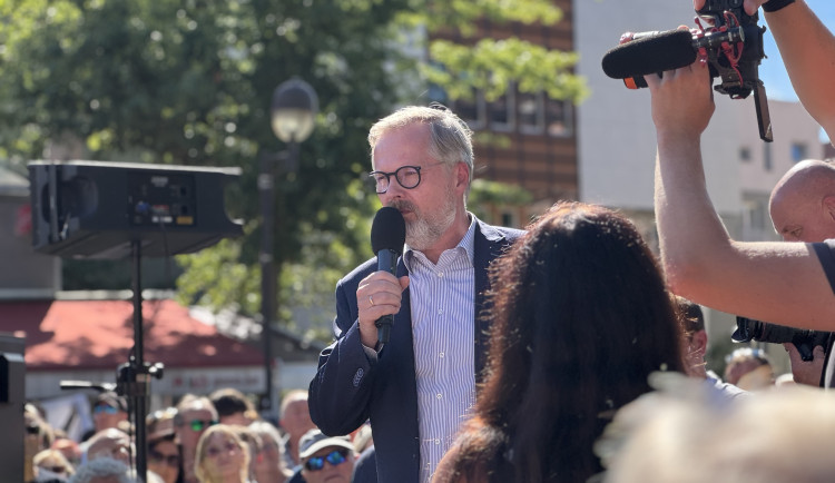 Předvolební mítink SPOLU. Potlesk i pískot i plivnutí na premiéra