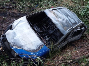 U Sedlce na Českobudějovicku zemřel dnes ráno řidič. Havarované auto začalo hořet