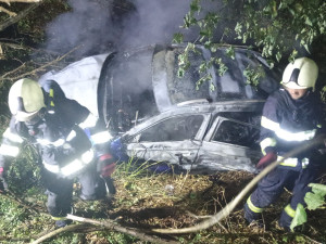 U Sedlce na Českobudějovicku zemřel dnes ráno řidič. Havarované auto začalo hořet