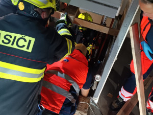 Při rekonstrukci pivovaru došlo k vážnému zranění, na muže spadl výtah