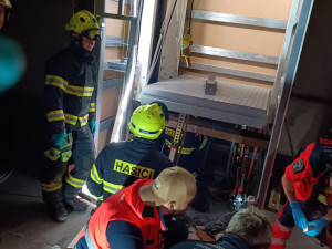 Při rekonstrukci pivovaru došlo k vážnému zranění, na muže spadl výtah