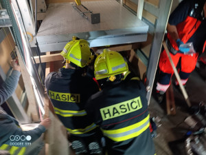 Při rekonstrukci pivovaru došlo k vážnému zranění, na muže spadl výtah
